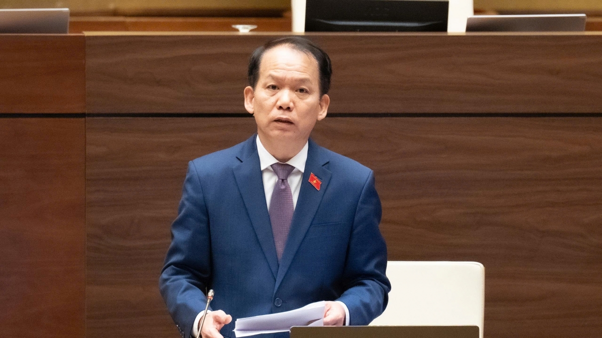 Bộ trưởng Bộ Tư pháp Hoàng Thanh Tùng tiếp thu ý kiến các ĐBQH đóng góp vào dự thảo Luật Phát triển dô thị. (Ảnh: Quốc hội)