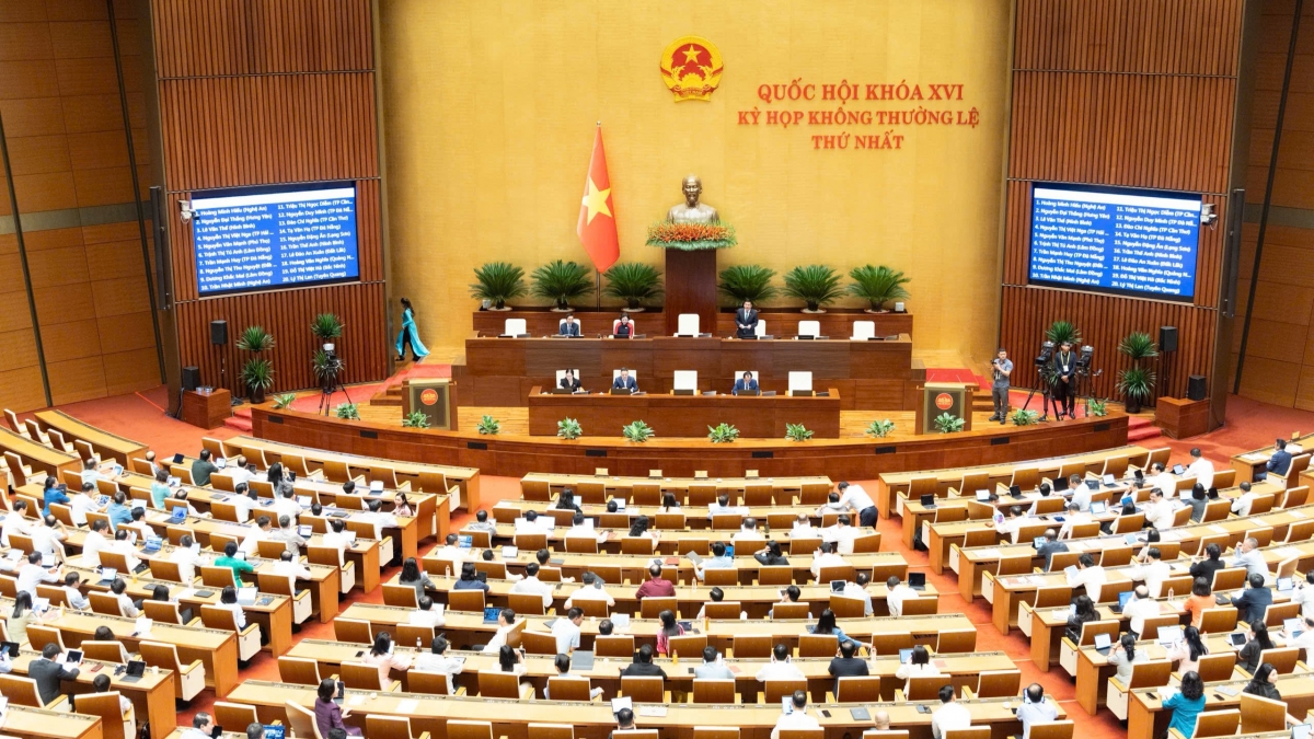 Sáng 21/8/2026: Quốc hội thảo luận ở hội trường về định hướng chính sách sửa đổi Luật Đất đai năm 2024 rất nhiều đại biểu đăng ký phát biểu. (Ảnh: Quốc hội)