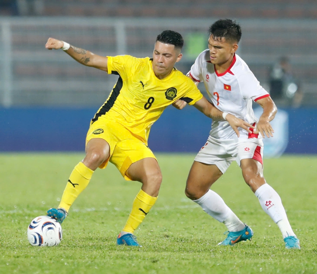 Những phút cuối trận đội chủ nhà Malaysia dồn lên tìm kiếm bàn thắng nhưng không thành công (ảnh: VFF)