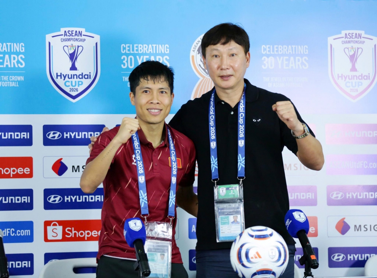 HLV Kim Sang Sik và hậu vệ Văn Vĩ rạng rỡ họp báo sau trận (Ảnh: VFF)