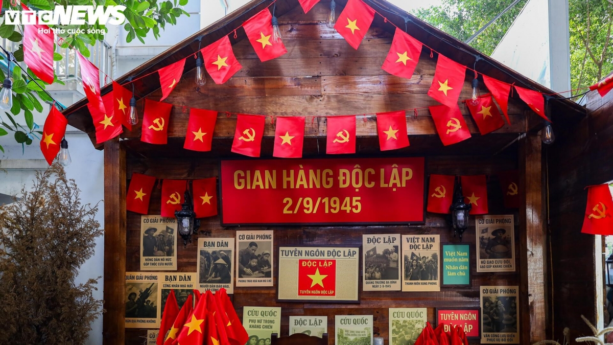 Một góc độc đáo bên trong quán cà phê được trang trí thành “gian hàng Độc lập”, với nhiều tranh mô phỏng lại phong trào cổ động xưa.