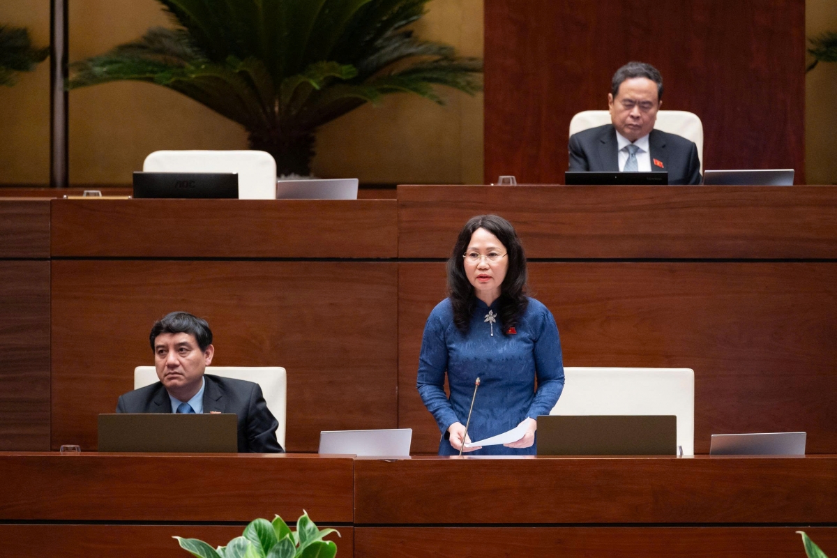 Bộ trưởng Bộ VHTTDL Lâm Thị Phương Thanh tiếp thu ý kiến đóng góp của đại biểu về dự án Luật sửa đổi, bổ sung một số điều của Luật Xuất bản tại hội trường ngày 9/8. Ảnh: Quốc hội.