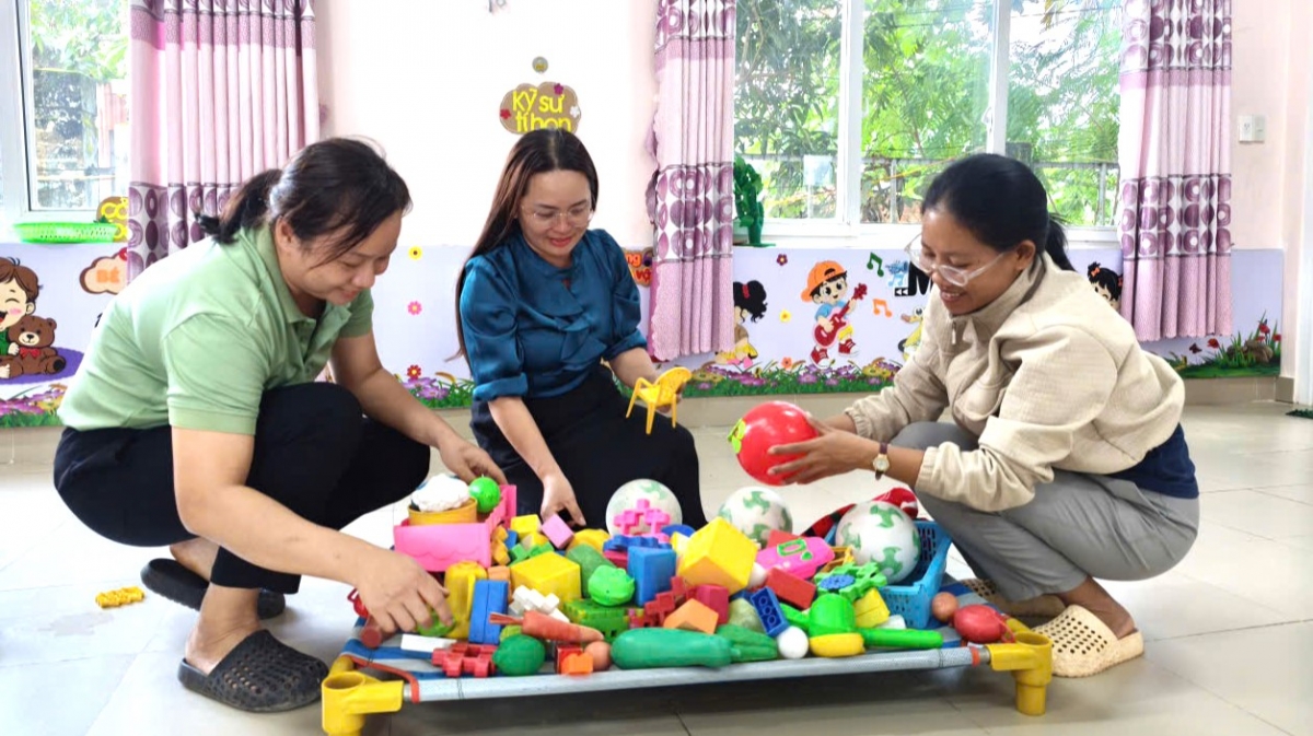 Giáo viên Trường Mầm non Đạ Tông, xã Đam Rông 4, tỉnh Lâm Đồng hoàn tất công tác chuẩn bị sẵn sàng đón hơn 600 học sinh chủ yếu con em dân tộc thiểu số K’Ho đến trường bắt đầu năm học mới.