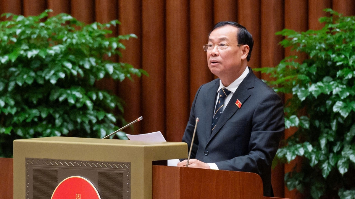 Ông Lê Tấn Tới, Chủ nhiệm Ủy ban Quốc phòng, An ninh và Đối ngoại của Quốc hội trình bày báo cáo thẩm tra về dự án Luật sửa đổi, bổ sung một số điều của 09 luật về quân sự, quốc phòng. Ảnh: Quốc hội