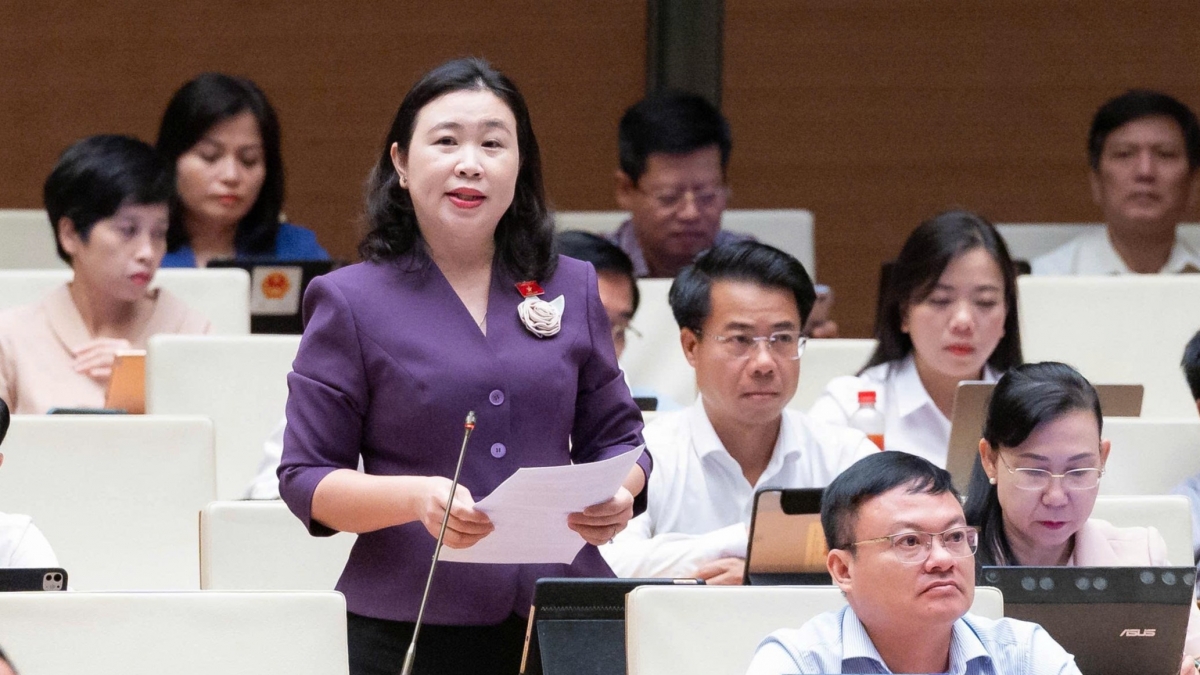 Đại biểu Lê Thị Song An (ĐBQH tỉnh Tây Ninh) phát biểu thảo luận về dự thảo Luật Phát triển đô thị tại hội trường ngày 11/8. (Ảnh: Quốc hội)