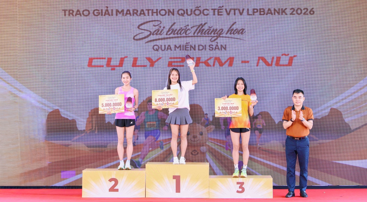 Ông Hồ Nam Tiến - Chủ tịch HĐQT LPBank trao giải cho top 3 cự ly 21 km nữ (Ảnh: BTC)