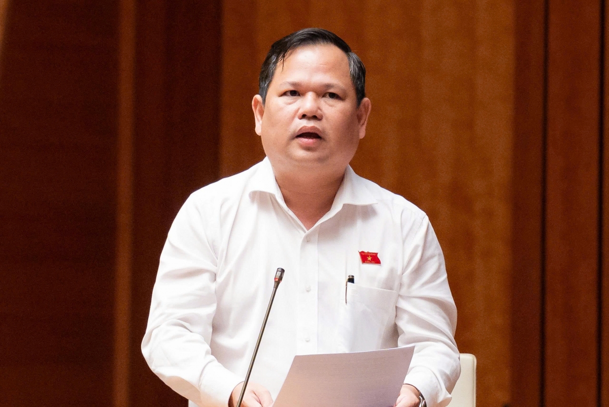 Đại biểu Nguyễn Duy Thanh thảo luận tại hội trường về dự án Nghị quyết của Quốc hội về giảm thuế thu nhập cá nhân, thuế thu nhập doanh nghiệp chiều 22/8. (Ảnh: Quốc hội)