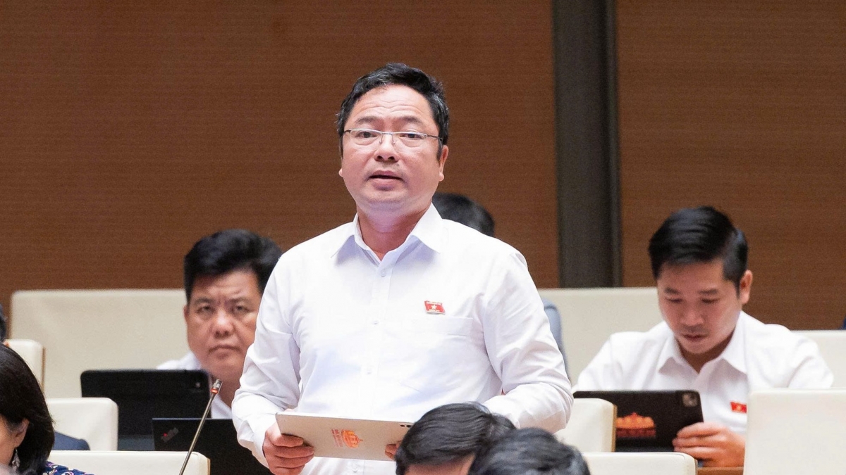 Đại biểu Nguyễn Thành Trung thảo luận tại hội trường về dự án Nghị quyết của Quốc hội về giảm thuế thu nhập cá nhân, thuế thu nhập doanh nghiệp chiều 22/8. (Ảnh: Quốc hội)