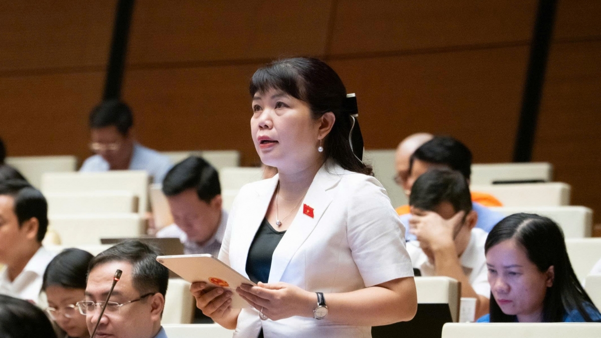Đại biểu Nguyễn Thị Thu Hà (ĐBQH tỉnh Quảng Ninh) phát biểu thảo luận tại hội trường ngày 9/8. Ảnh: Quốc hội.