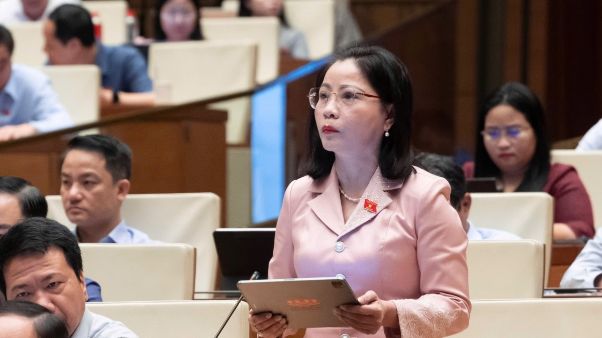 Đại biểu Nguyễn Thị Thu Nguyệt phát biểu thảo luận về sửa đổi Luật Đất đai 2024 tại hội trường Quốc hội ngày 21/8. (Ảnh: Quốc hội)