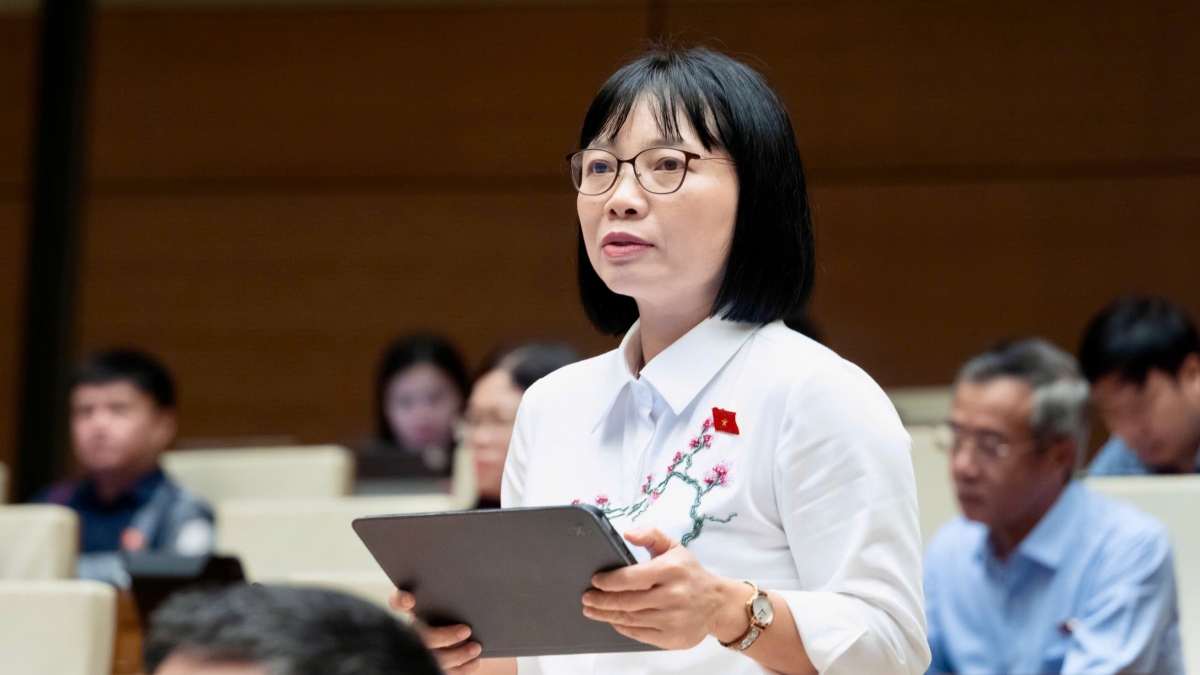 Đại biểu Nguyễn Thị Việt Nga (ĐBQH TP Hải Phòng) phát biểu thảo luận sáng 9/8. Ảnh: Quốc hội.