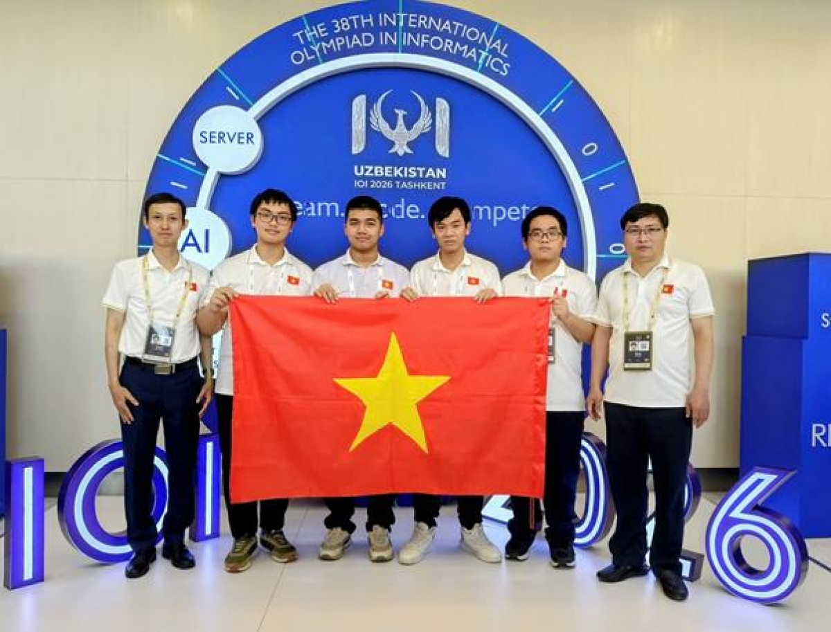 Từ trái sang phải: Thầy Đỗ Phan Thuận -Trưởng đoàn, em Nguyễn Khánh Phúc, em Nguyễn Bùi Đức Dũng, em Đặng Huy Hậu, em Nguyễn Hữu Tuấn, Thầy Đỗ Đức Đông - Phó Trưởng đoàn (Ảnh: moet)