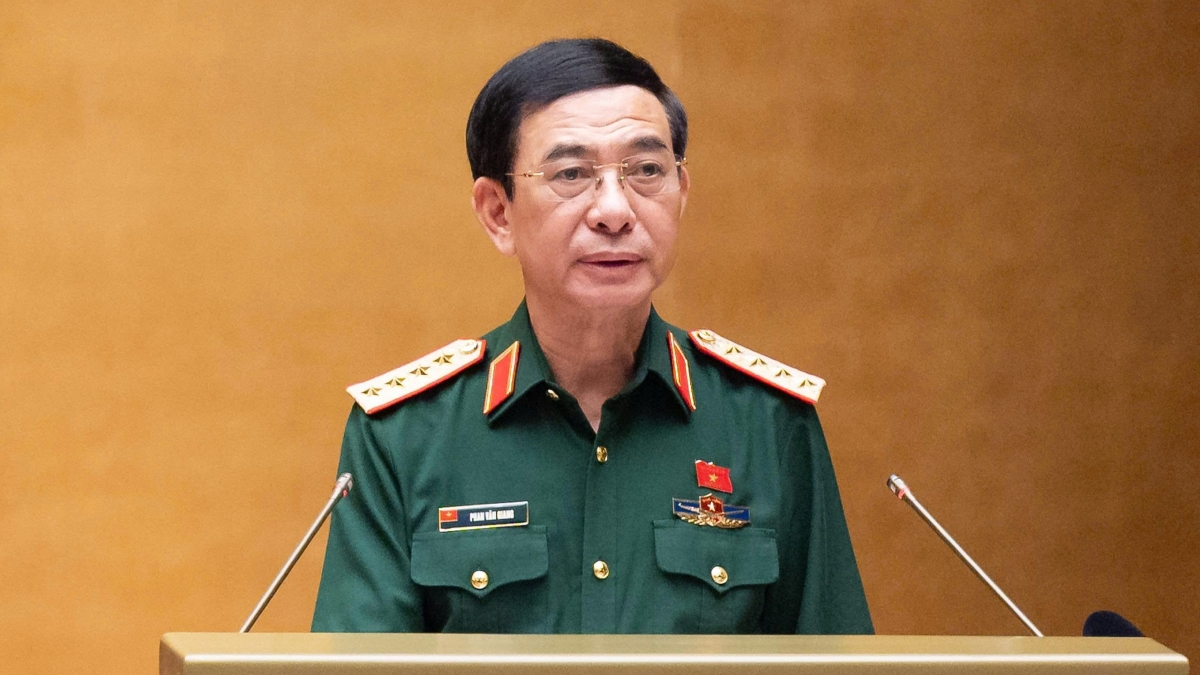 Đại tướng Phan Văn Giang, Phó Thủ tướng, Bộ trưởng Bộ Quốc phòng, thừa ủy quyền của Thủ tướng Chính phủ trình bày tờ trình dự án Luật sửa đổi, bổ sung một số điều của 09 luật về quân sự, quốc phòng. Ảnh: Quốc hội