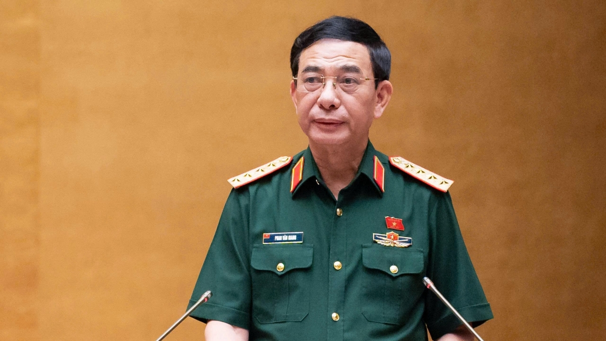 Phó Thủ tướng, Bộ trưởng Bộ Quốc phòng, Đại tướng Phan Văn Giang báo cáo tiếp thu, giải trình và chỉnh lý các dự thảo Luật tại hội trường chiều 23/8. (Ảnh: Quốc hội)