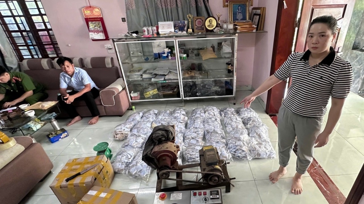 Hơn 3.000 gói thuốc đông y trộn tân dược trị "bách bệnh" bị lực lượng chức năng thu giữ (Ảnh: Cổng thông tin điện tử Bộ Công an)
