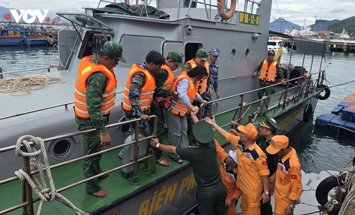 Đưa nạn nhân từ tàu Biên phòng lên bờ (Ảnh: Báo Điện tử TNVN)