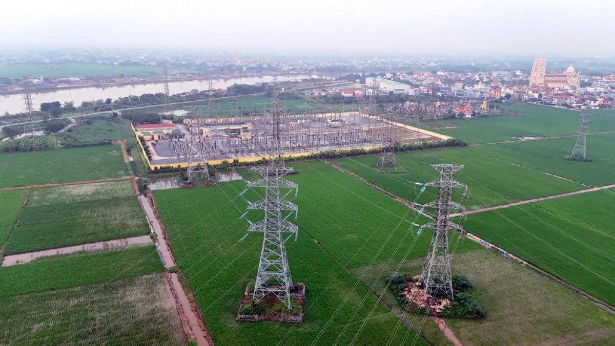 Xuất tuyến đường dây 220kV Nhiệt điện Thái Bình 2 – Trực Ninh tại TBA 220kV Trực Ninh (Ảnh: Mạnh Hùng - PTC1)