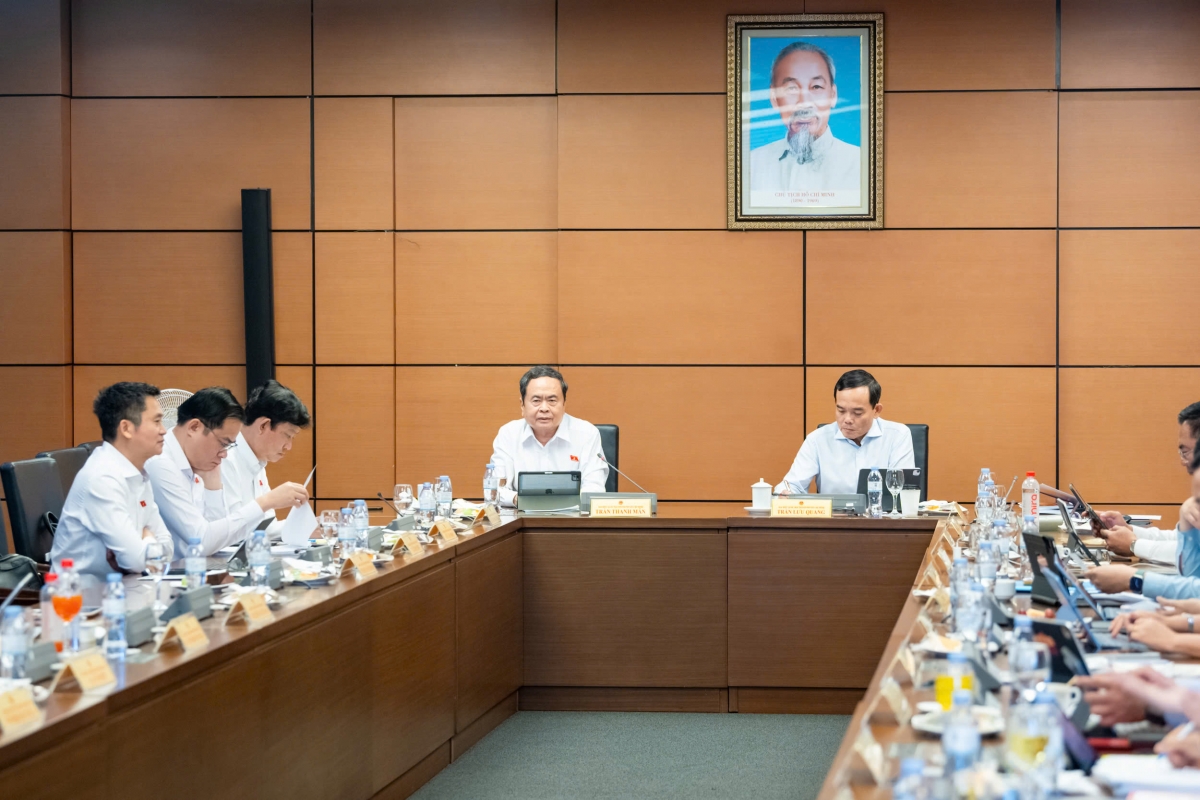 Các đại biểu Quốc hội thảo luận ở Tổ
