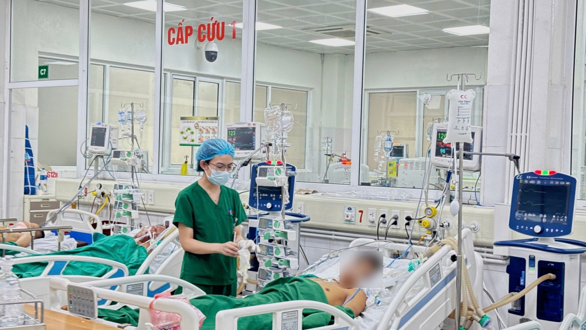 Anh L. V. G trong những ngày điều trị tại Bệnh viện Bệnh nhiệt đới TW 
(Ảnh: BVCC)