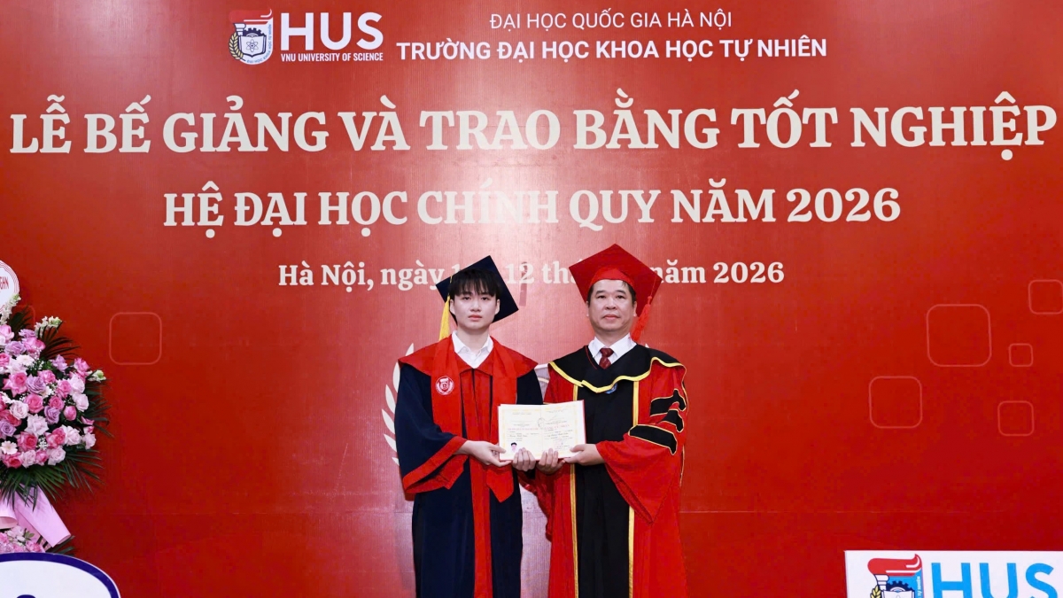 GS.TS. Lê Thanh Sơn, Hiệu trưởng Trường Đại học Khoa học tự nhiên (ĐHQG Hà Nội) trao bằng tốt nghiệp cho tân cử nhân Hoàng Minh Quân (Ảnh: HUS)