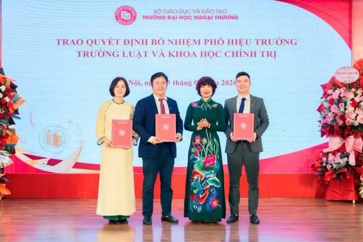 Hiệu trưởng Trường Đại học Ngoại thương trao quyết định bổ nhiệm Hiệu trưởng, Phó Hiệu trưởng Trường Kinh tế và Quản lý công (Ảnh: FTU).