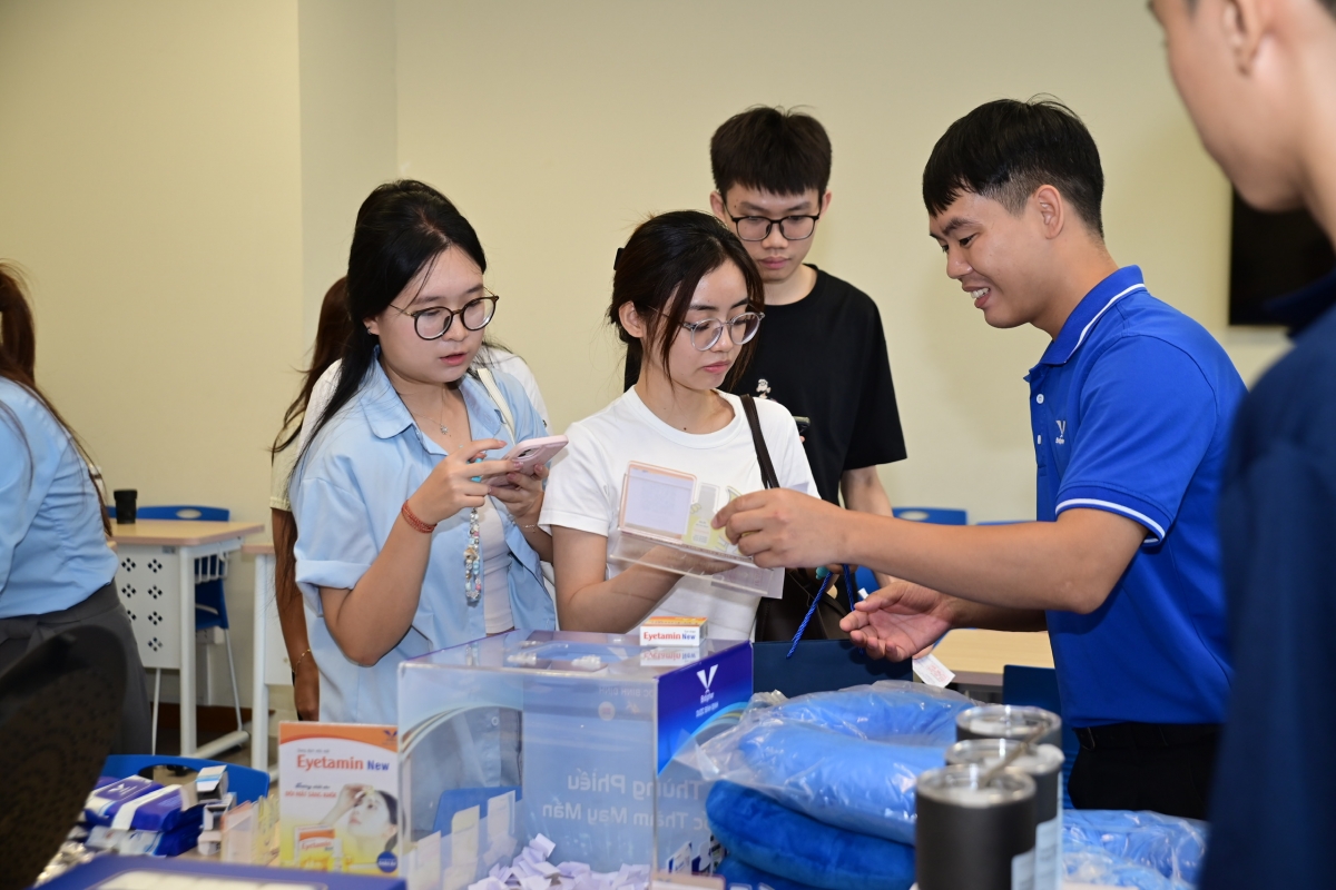 Sinh viên tìm hiểu các doanh nghiệp. Ảnh: TTCC