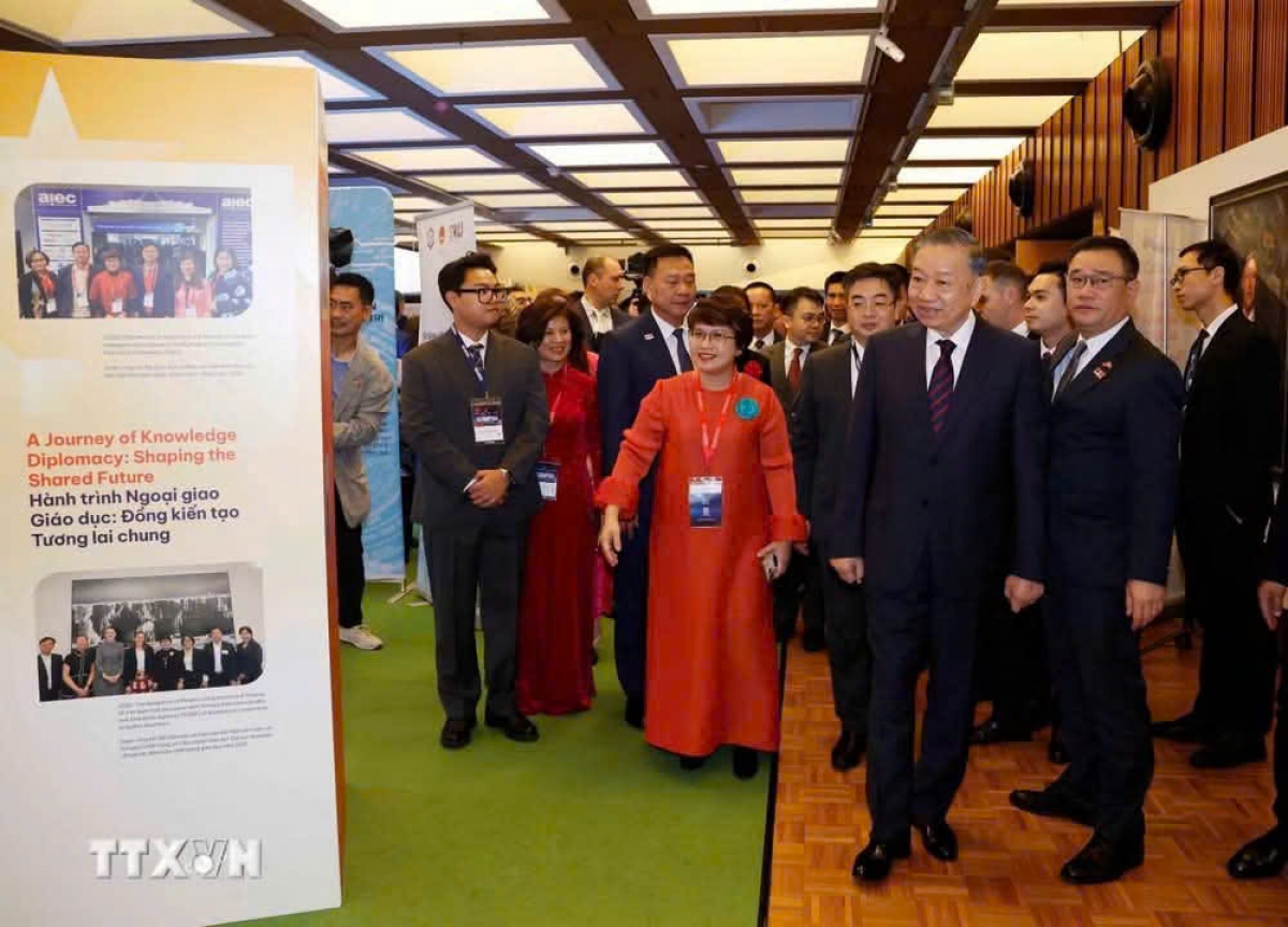Tổng Bí Thư - Chủ tịch nước Tô Lâm tham quan triển lãm (Ảnh: TTXVN)