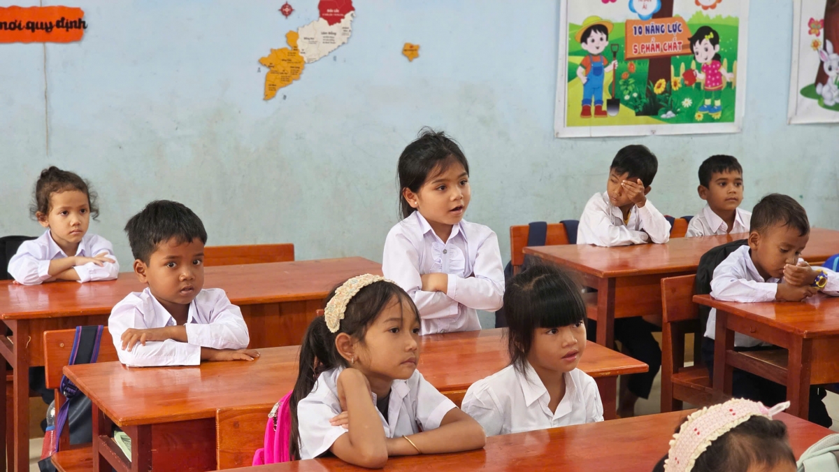 Học trò người Jarai phát biểu tại lớp dạy tiếng Việt. Ảnh: Hoàng Qui