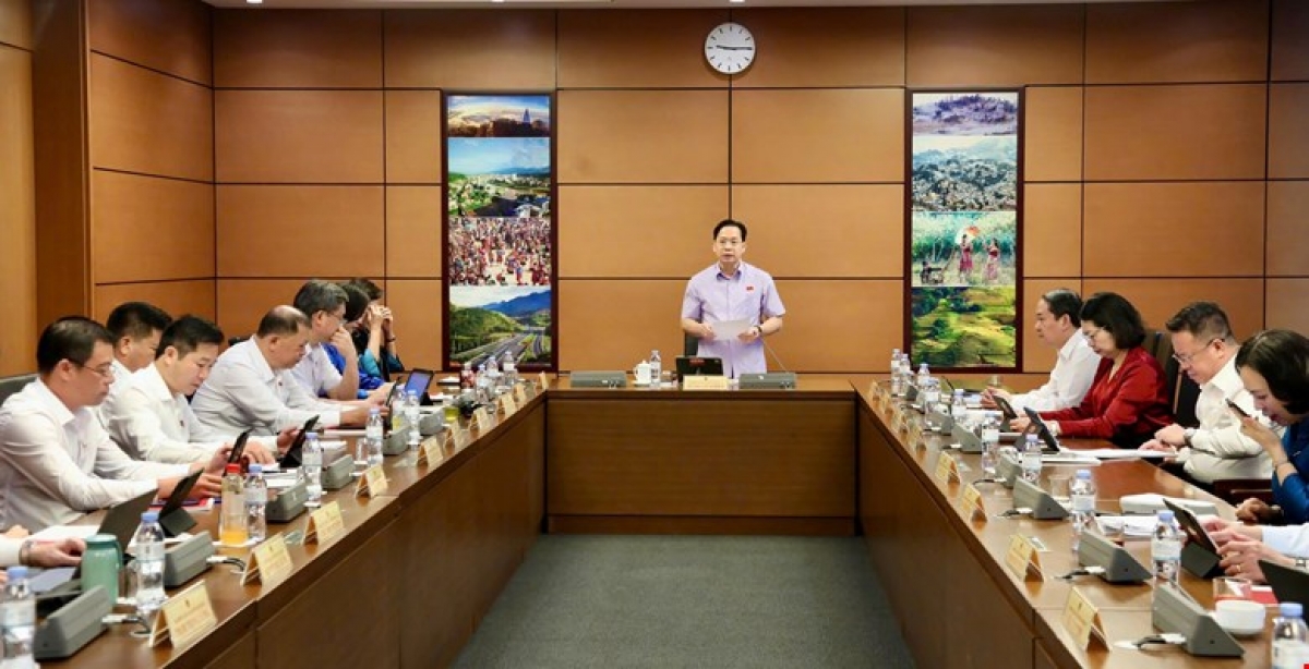 Đại biểu thảo luận tạ tổ 10. (Ảnh: Quốc hội)