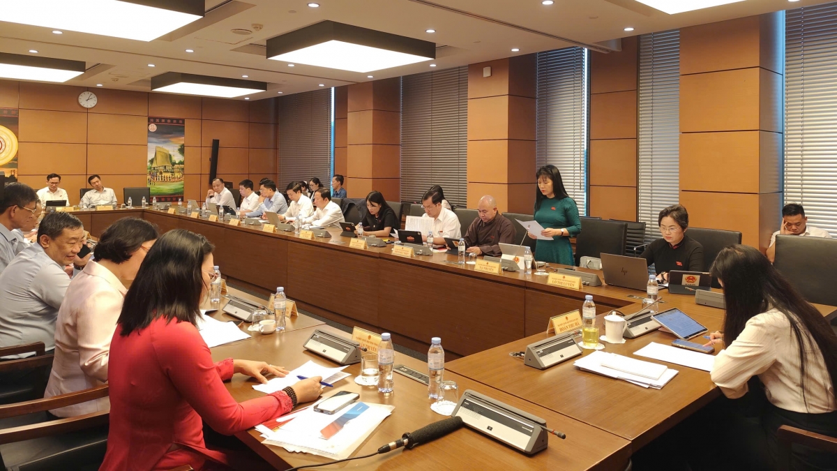 Các đại biểu tổ 9 (Cần Thơ - Lai Châu- Hà Tĩnh) thảo luận về dự án Luật Đất đai tại tổ chiều 19/8. (Ảnh: Quốc hội)