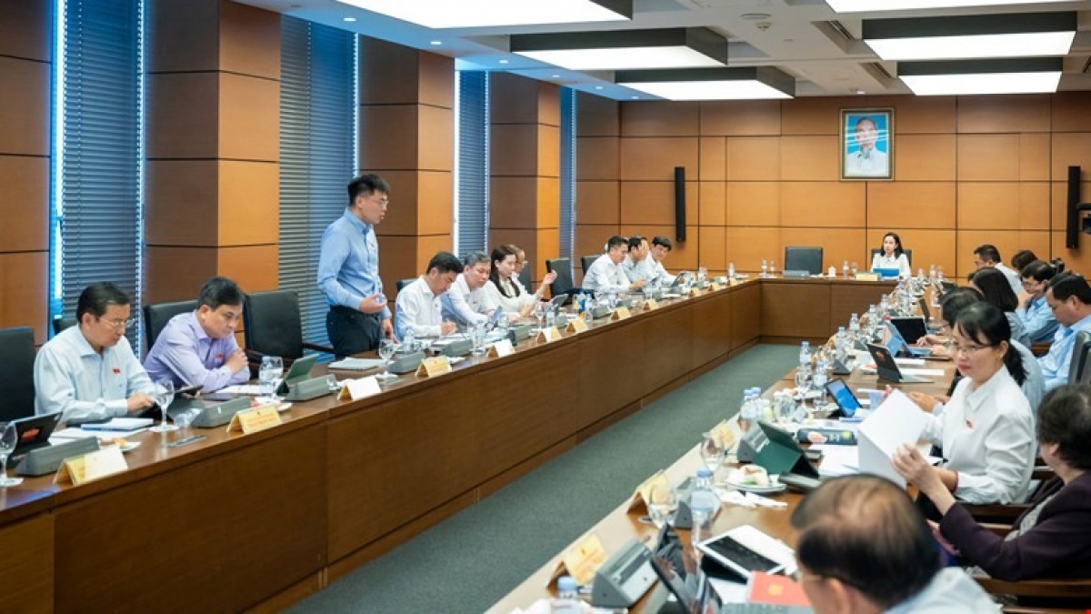 Các đại biểu tổ 2 (TP HCM) thảo luận về dự thảo Luật Phát triển đô thị. (Ảnh: Quốc hội)