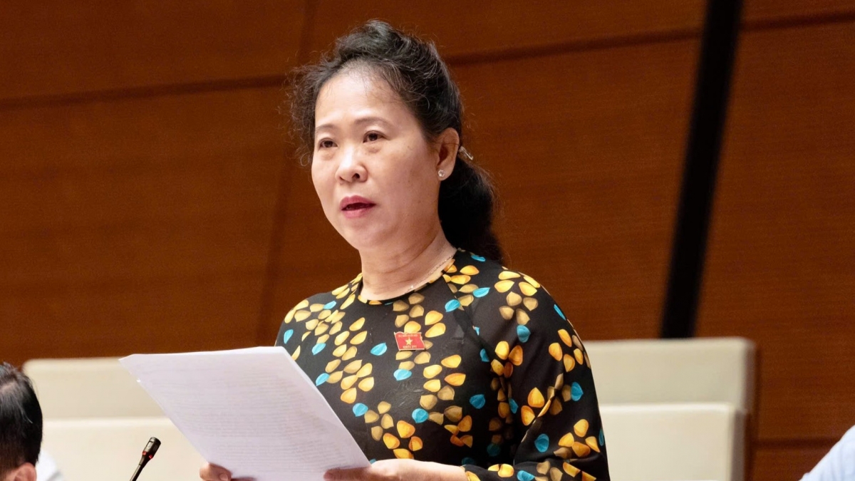 Đại biểu Tô Ái Vang (ĐBQH TP Cần Thơ) phát biểu thảo luận về dự thảo Luật Phát triển đô thị tại hội trường ngày 11/8. (Ảnh: Quốc hội)