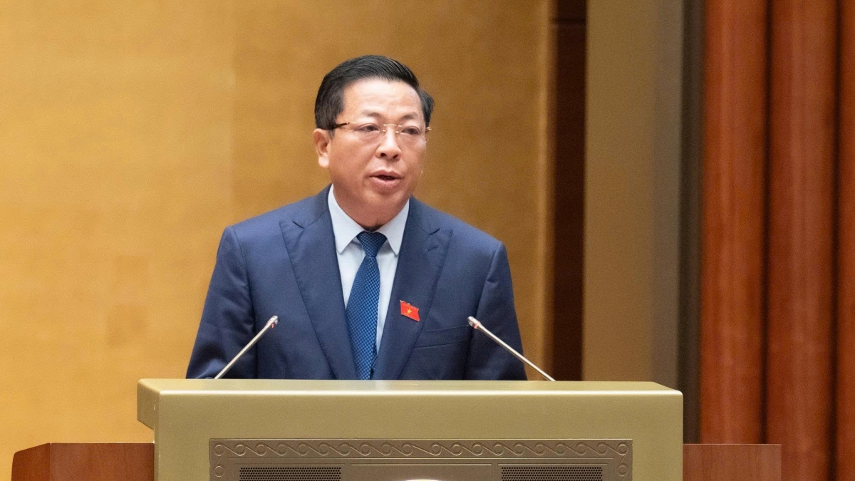 Bộ trưởng Bộ Xây dựng Trần Hồng Minh trình bày về dự án Vành đai 5 - Vùng Thủ đô Hà Nội tại nghị trường ngày 6/8/2026. Ảnh: Quốc hội