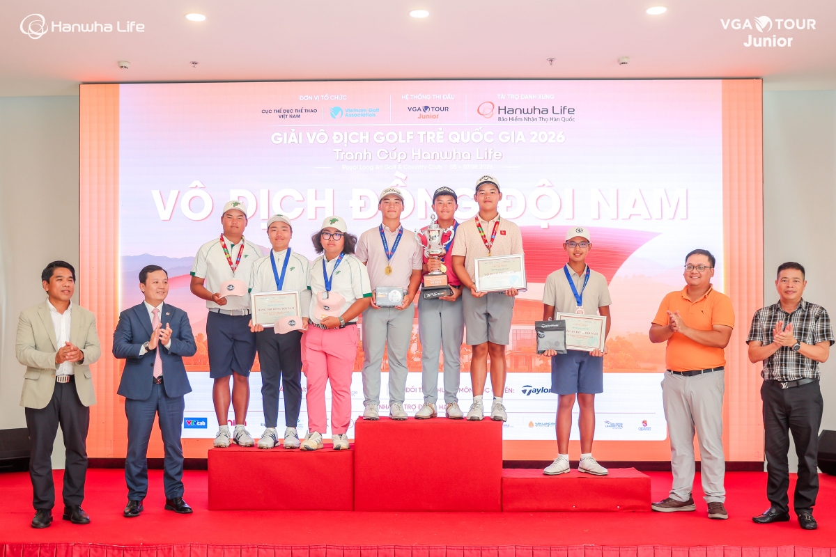 Ban tổ chức trao giải thưởng đồng đội tại giải Vô địch trẻ quốc gia 2026 (Ảnh: VGA)