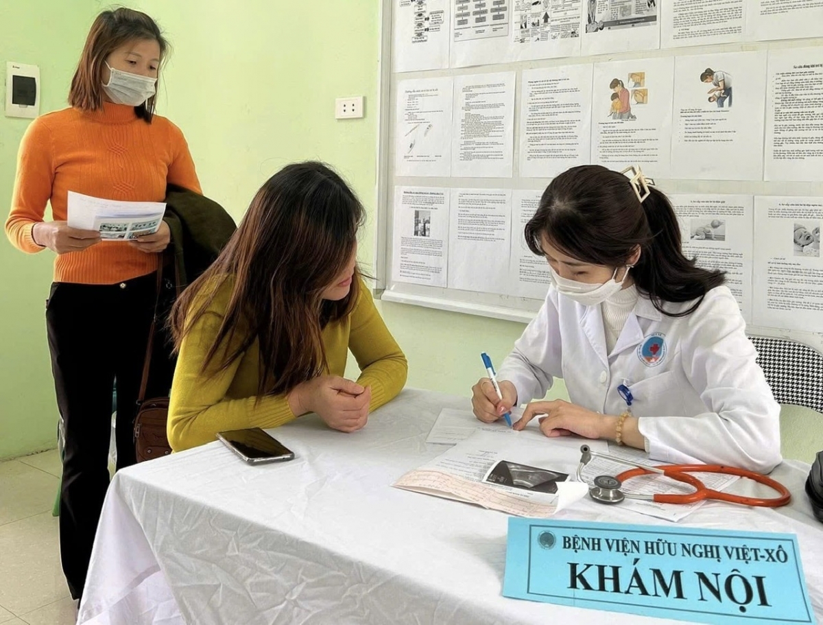 BS Phạm Thị Hằng khám, tư vấn về bệnh ung thư vú
trong một chuyến đi khám bệnh tình nguyện tại cộng đồng
(Ảnh: BSCC)