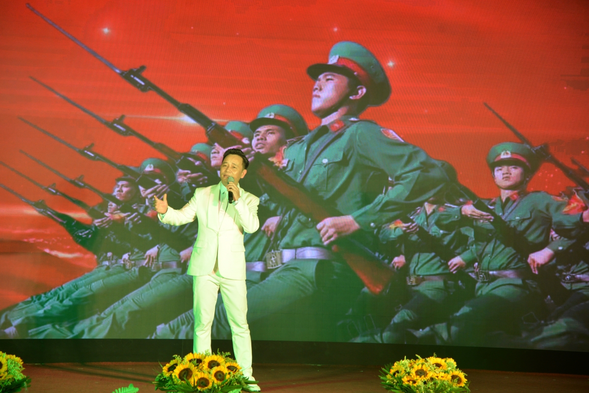 Ca khúc Những bước chân lịch sử (ST Phan Vũ Anh, biểu diễn NS Vũ Anh). (Ảnh: Thu Hòa)
