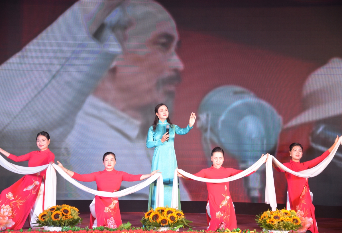 Bài hát Người về thăm quê (ST: Thuận Yến, biểu diễn: NS Quỳnh Sen và tốp múa). (Ảnh: Thu Hòa)