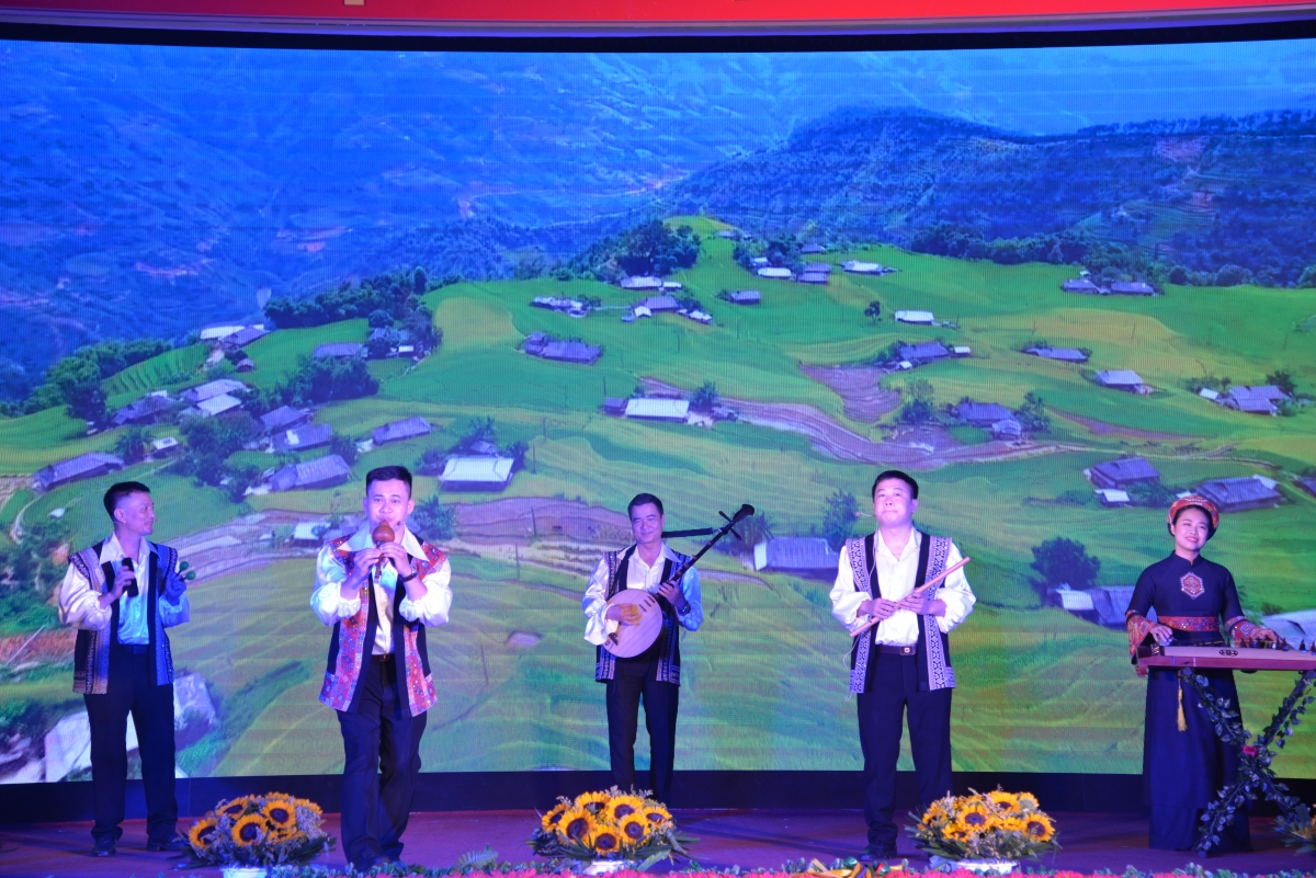 Hòa tấu nhạc cụ dân tộc Chiếc khăn piêu (ST Doãn Nho, biên đạo Tuấn Ngọc). (Ảnh: Thu Hòa)