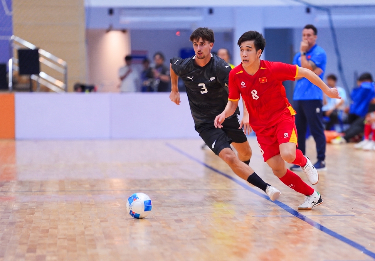 Tuyển futsal Việt Nam (đỏ) có chiến thắng đầu tiên tại giải giao hữu quốc tế ở Thái Lan (ảnh: VFF)