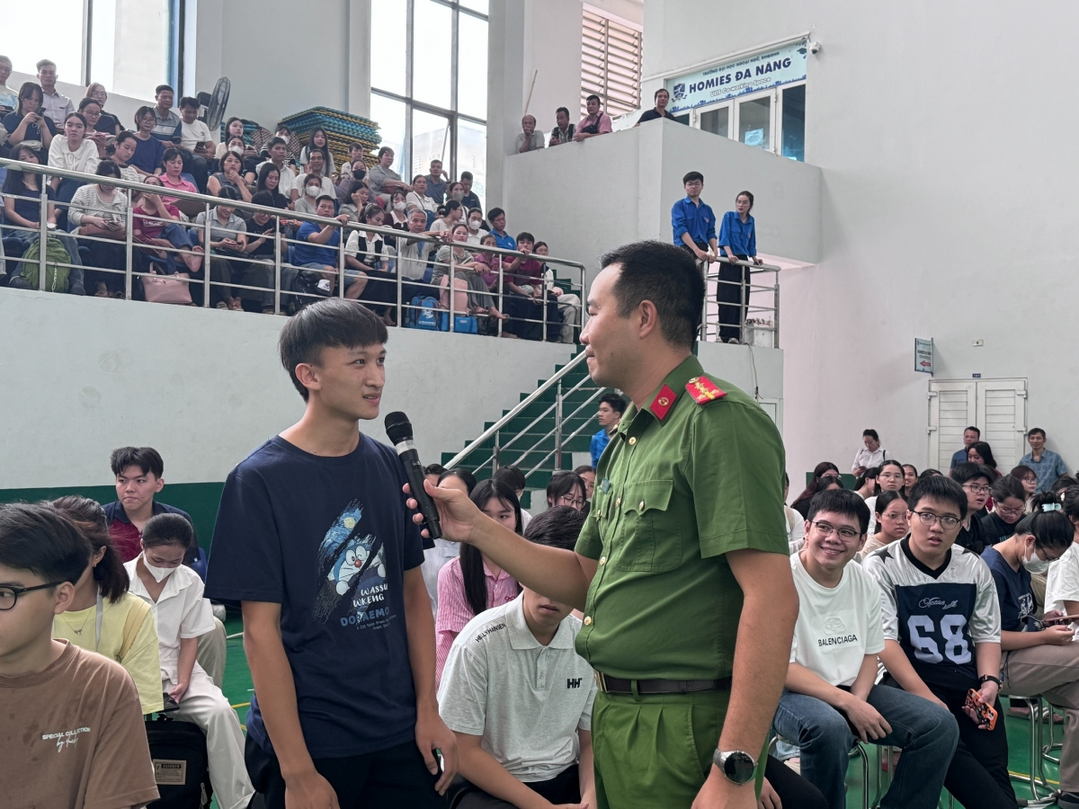 Cán bộ Học viện Phòng cháy chữa cháy và Cứu nạn cứu hộ giải đáp thắc mắc cho các tân sinh viên.
(Ảnh: Trường ĐH Y Dược)