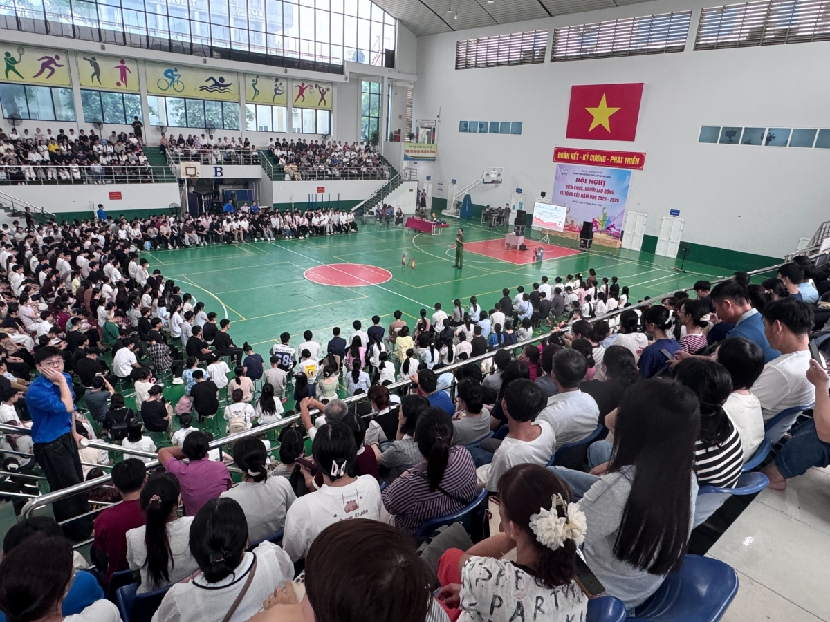750 tân sinh viên Trường Đại học Y Dược, Đại học Quốc gia Hà Nội tham gia chương trình tập huấn kỹ năng sơ cấp cứu, hồi sức tim phổi và phòng cháy chữa cháy, sáng ngày 27/8.
(Ảnh: Trường ĐH Y Dược)