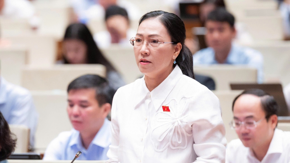 Đại biểu Nguyễn Thị Yến Nhi thảo luận tại hội trường về dự án Nghị quyết của Quốc hội về giảm thuế thu nhập cá nhân, thuế thu nhập doanh nghiệp chiều 22/8. (Ảnh: Quốc hội)