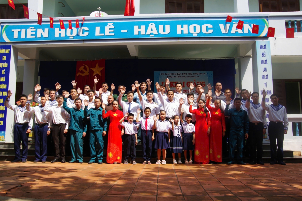 Cán bộ, chiến sĩ, giáo viên, học sinh, nhân dân và các lực lượng trên đảo Trường Sa chào mừng năm học mới (Ảnh: CTV)