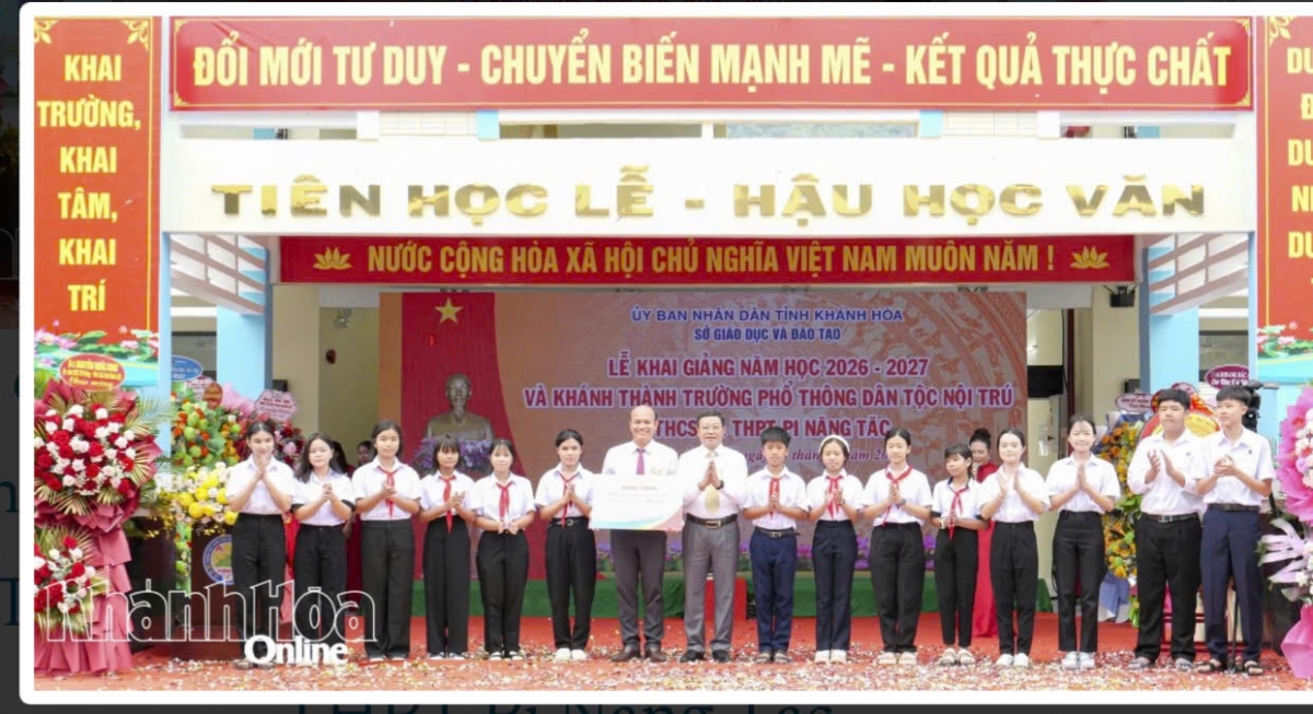 Thầy hiệu trưởng Bùi Quang Quyền (đứng giữa) cùng thầy trò trường Phổ thông dân tộc nội trú THCS và THPT Pi Năng Tắc ngày khai giảng nhận trường lớp mới (Ảnh: NVCC)