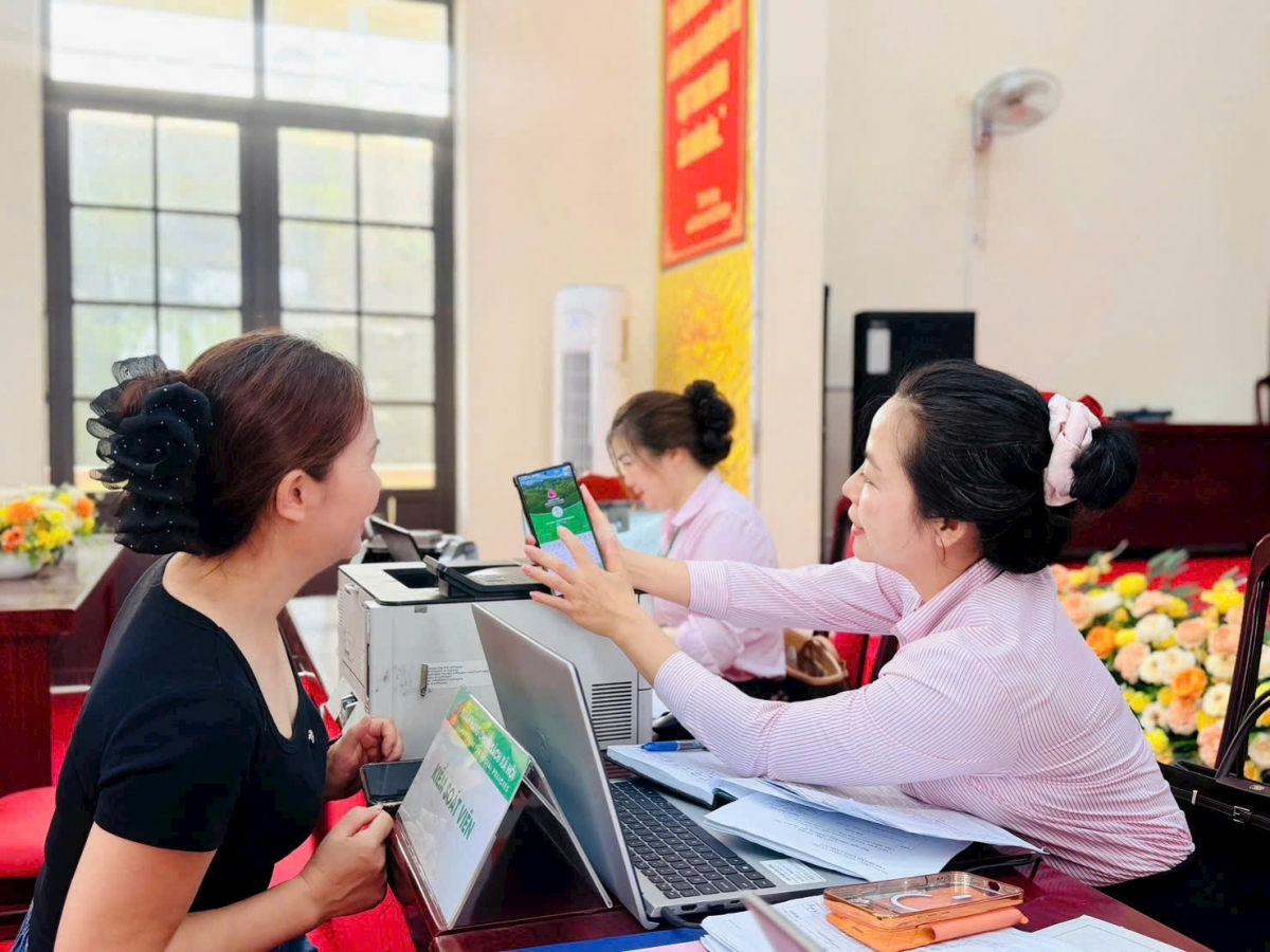 Khách hàng vay vốn được hướng dẫn sử dụng ứng dụng ngân hàng điện tử - Ảnh: NHCSXH Lạng Sơn