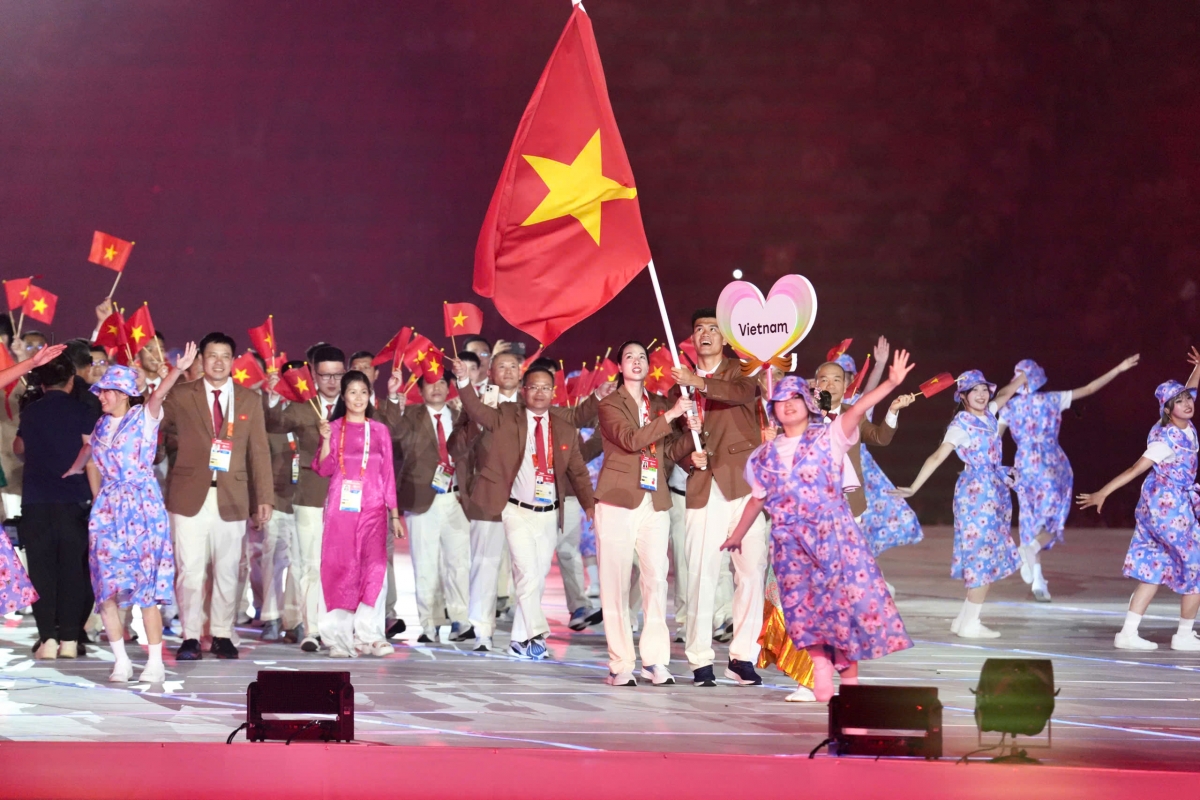 Đoàn Thể thao Việt Nam tham gia diễu hành với 42 thành viên (ảnh Quốc Việt)