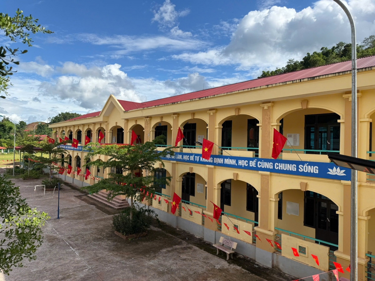 Trường phổ thông dân tộc nội trú THPT Nà Hỳ rợp cờ hoa trước thềm khai giảng năm học mới. Ảnh: Nhà trường cung cấp