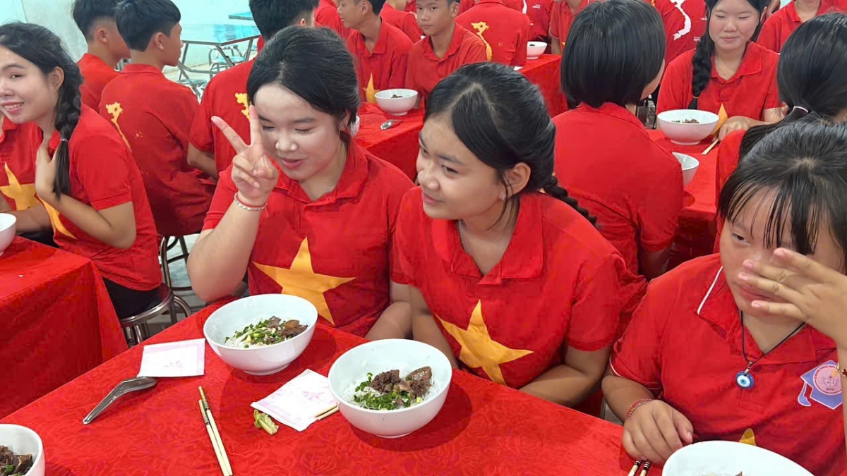 Học sinh Trường phổ thông dân tộc nội trú THPT Nà Hỳ thưởng thức "phở yêu thương"