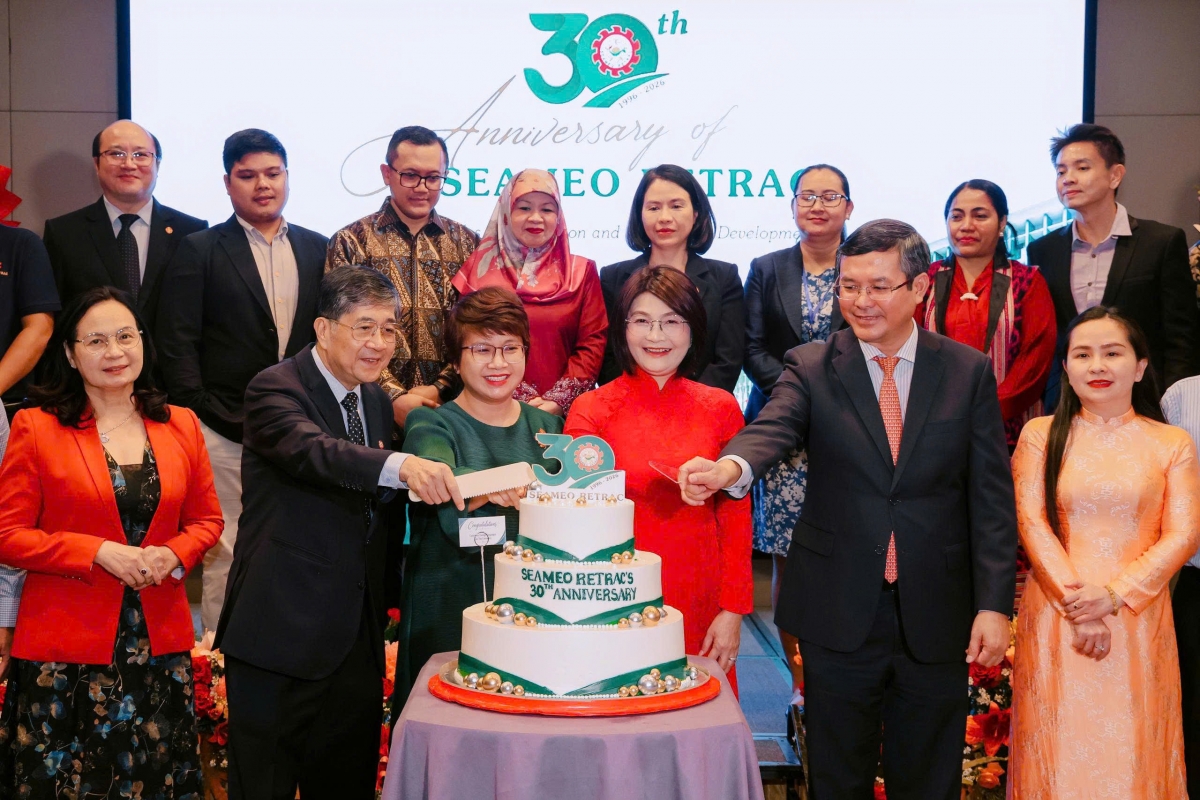 Các đại biểu chào mừng 30 năm thành lập Trung tâm Đào tạo khu vực của SEAMEO tại Việt Nam (SEAMEO RETRAC) ( Ảnh : MOET)