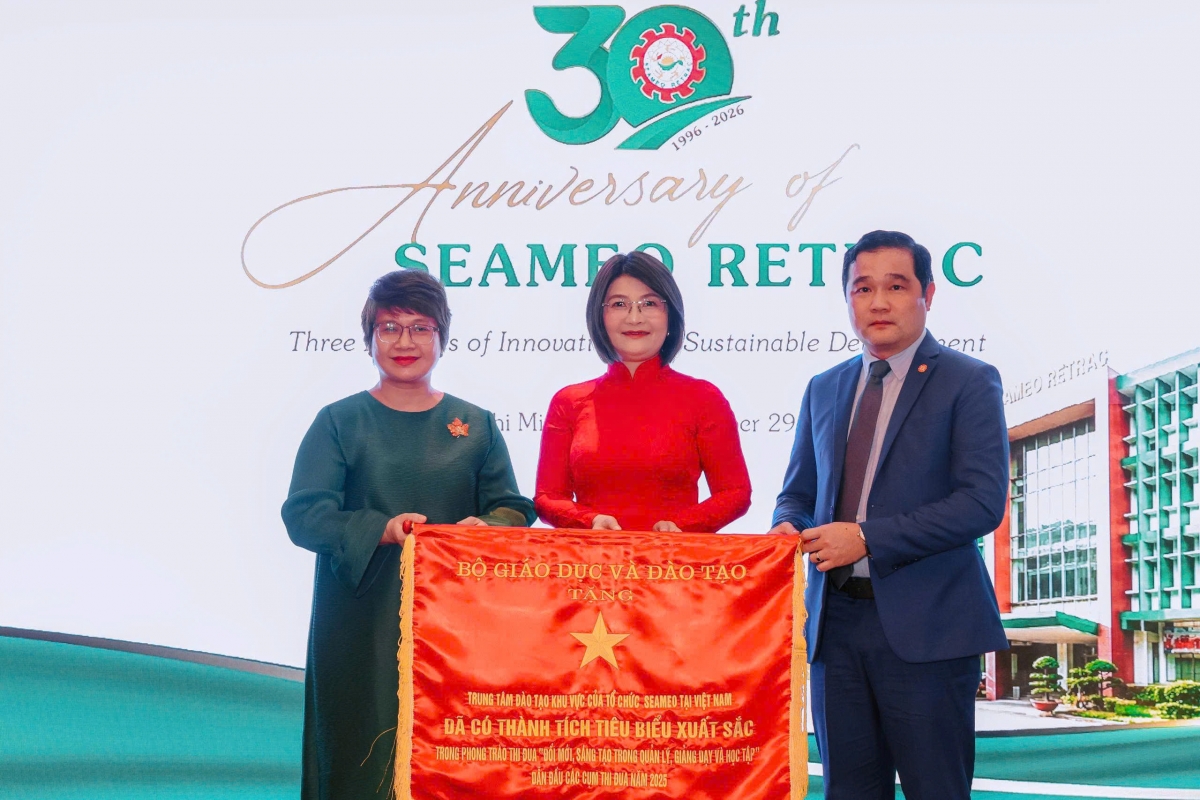 Trung tâm SEAMEO RETRAC nhận Bằng khen của Bộ GD&amp;ĐT.( Ảnh: MOET)
